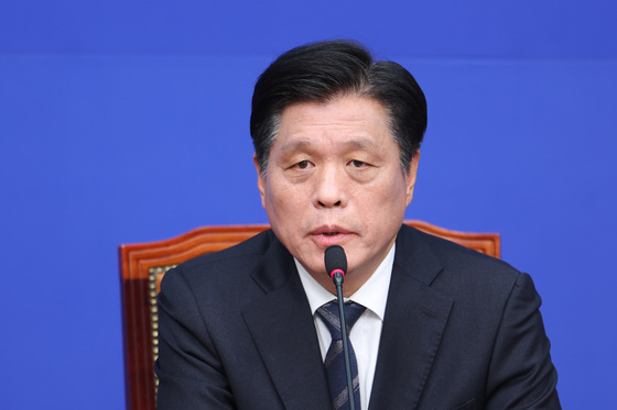 발언하는 조승래 사무총장