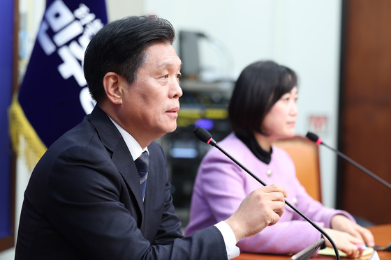 현안 관련 답변하는 조승래 사무총장