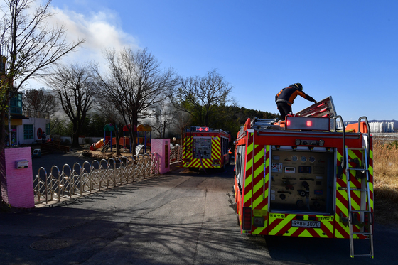 포항 조립식 건물 공사 현장서 불…검은 연기에 주민 대피