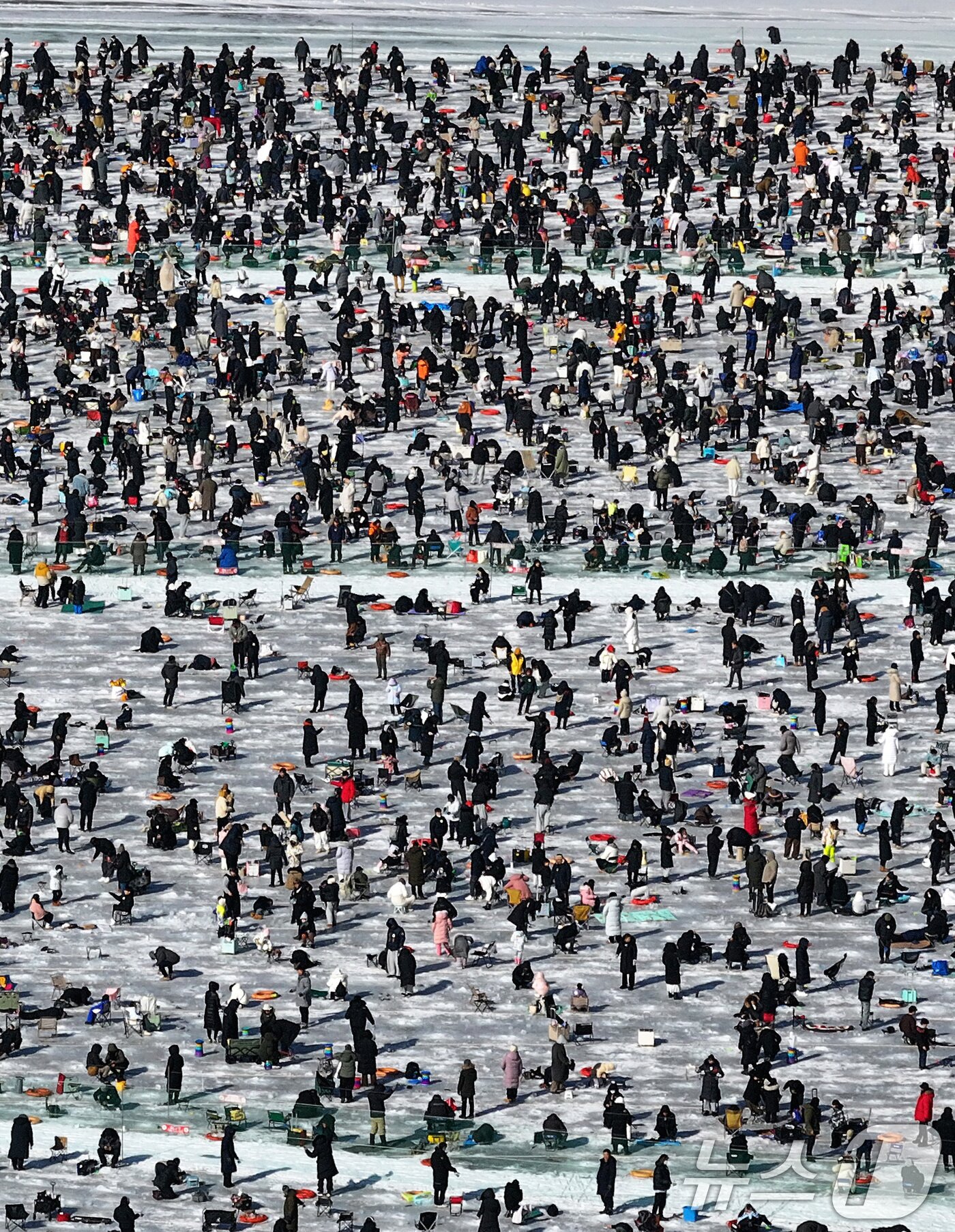 본문 이미지 - 25일 강원도 화천군 화천천 일대에서 열린 '2026 화천 산천어축제'에서 관광객들이 얼음낚시를 즐기고 있다. 2026.1.25/뉴스1 ⓒ News1 구윤성 기자