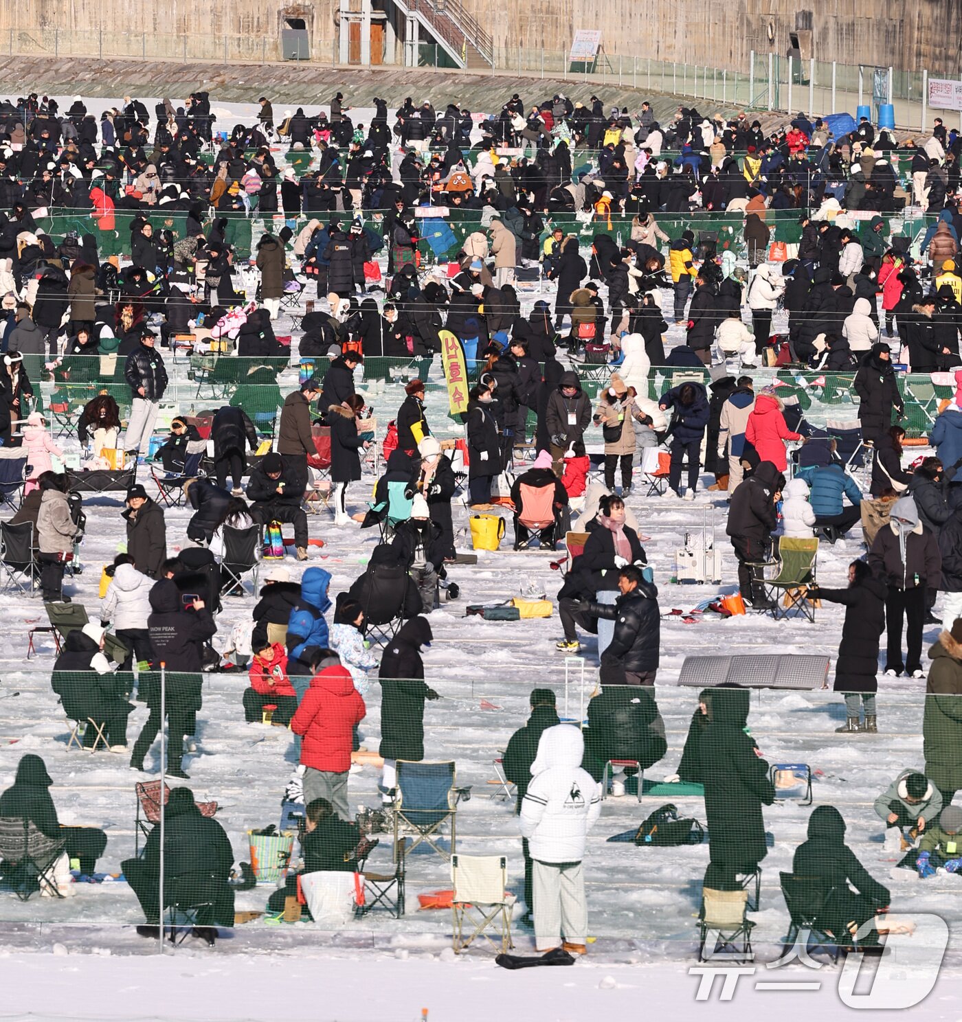 본문 이미지 - 25일 강원도 화천군 화천천 일대에서 열린 '2026 화천 산천어축제'에서 관광객들이 얼음낚시를 즐기고 있다. 강원특별자치도 화천군과 재단법인 나라에 따르면 지난 10일 개막 이후 23일까지 94만5천908명이 축제장을 찾은 것으로 집계됐다. 2026.1.25/뉴스1 ⓒ News1 구윤성 기자