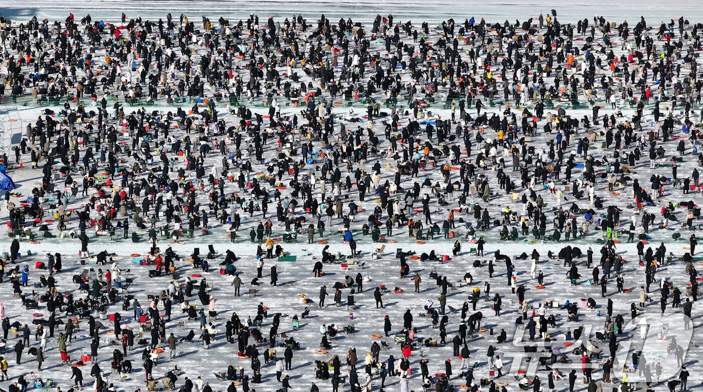 본문 이미지 - 25일 강원도 화천군 화천천 일대에서 열린 '2026 화천 산천어축제'에서 관광객들이 얼음낚시를 즐기고 있다. 2026.1.25/뉴스1 ⓒ News1 구윤성 기자