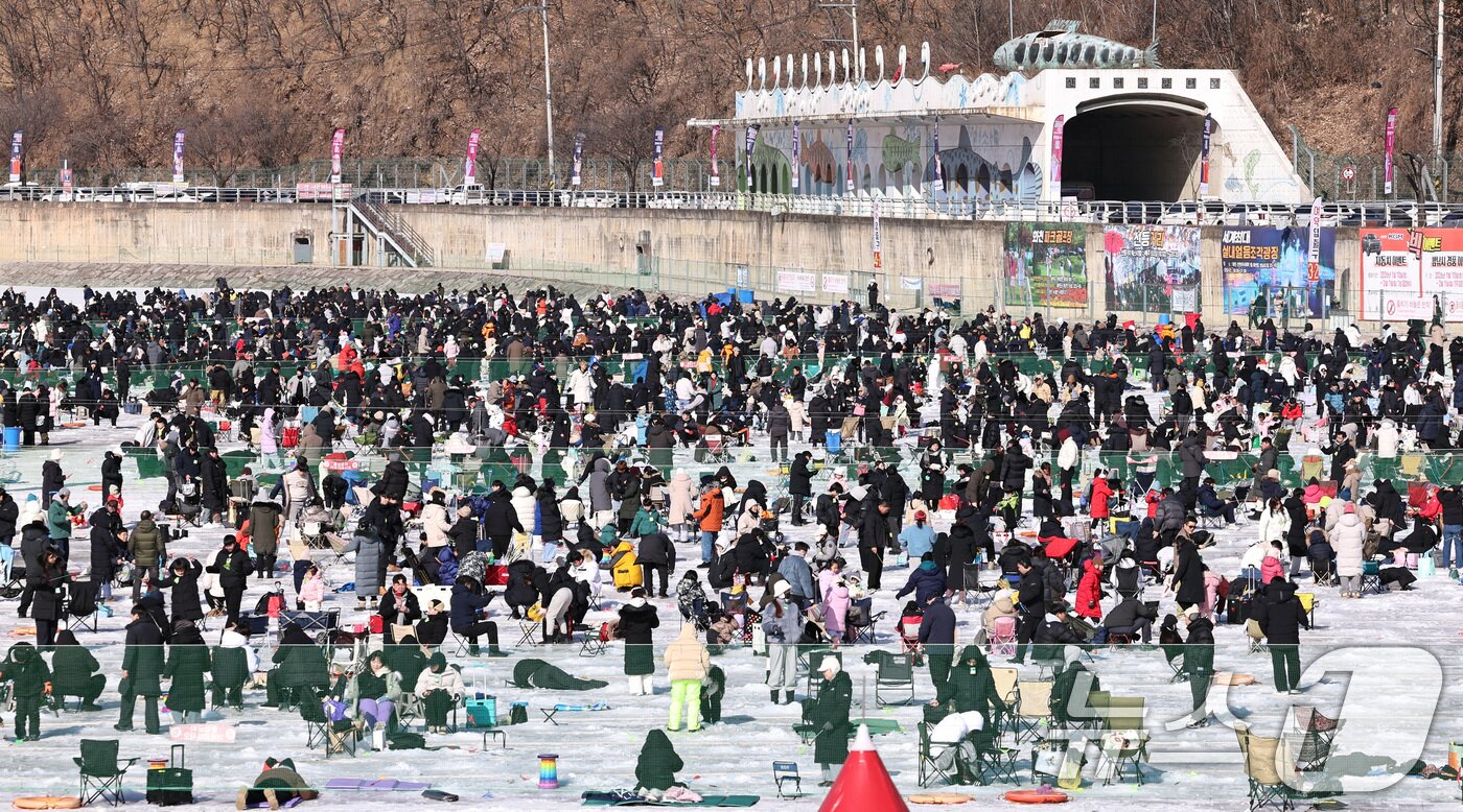 본문 이미지 - 25일 강원도 화천군 화천천 일대에서 열린 '2026 화천 산천어축제'에서 관광객들이 얼음낚시를 즐기고 있다. 강원특별자치도 화천군과 재단법인 나라에 따르면 지난 10일 개막 이후 23일까지 94만5천908명이 축제장을 찾은 것으로 집계됐다. 2026.1.25/뉴스1 ⓒ News1 구윤성 기자