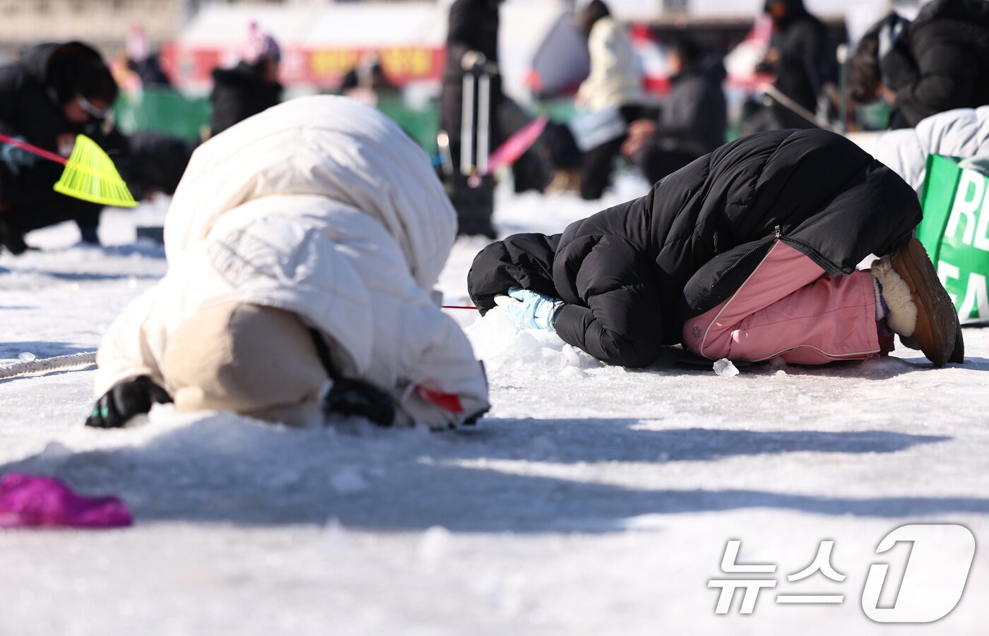 본문 이미지 - 25일 강원도 화천군 화천천 일대에서 열린 '2026 화천 산천어축제'에서 어린이 참가자들이 얼음낚시를 하고 있다. 2026.1.25/뉴스1 ⓒ News1 구윤성 기자
