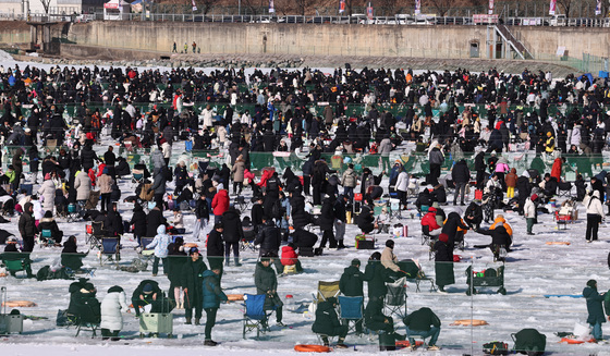 [뉴스1 PICK]'추운 겨울에만 즐길 수 있다'…화천산천어축제 100만 인파 흥행