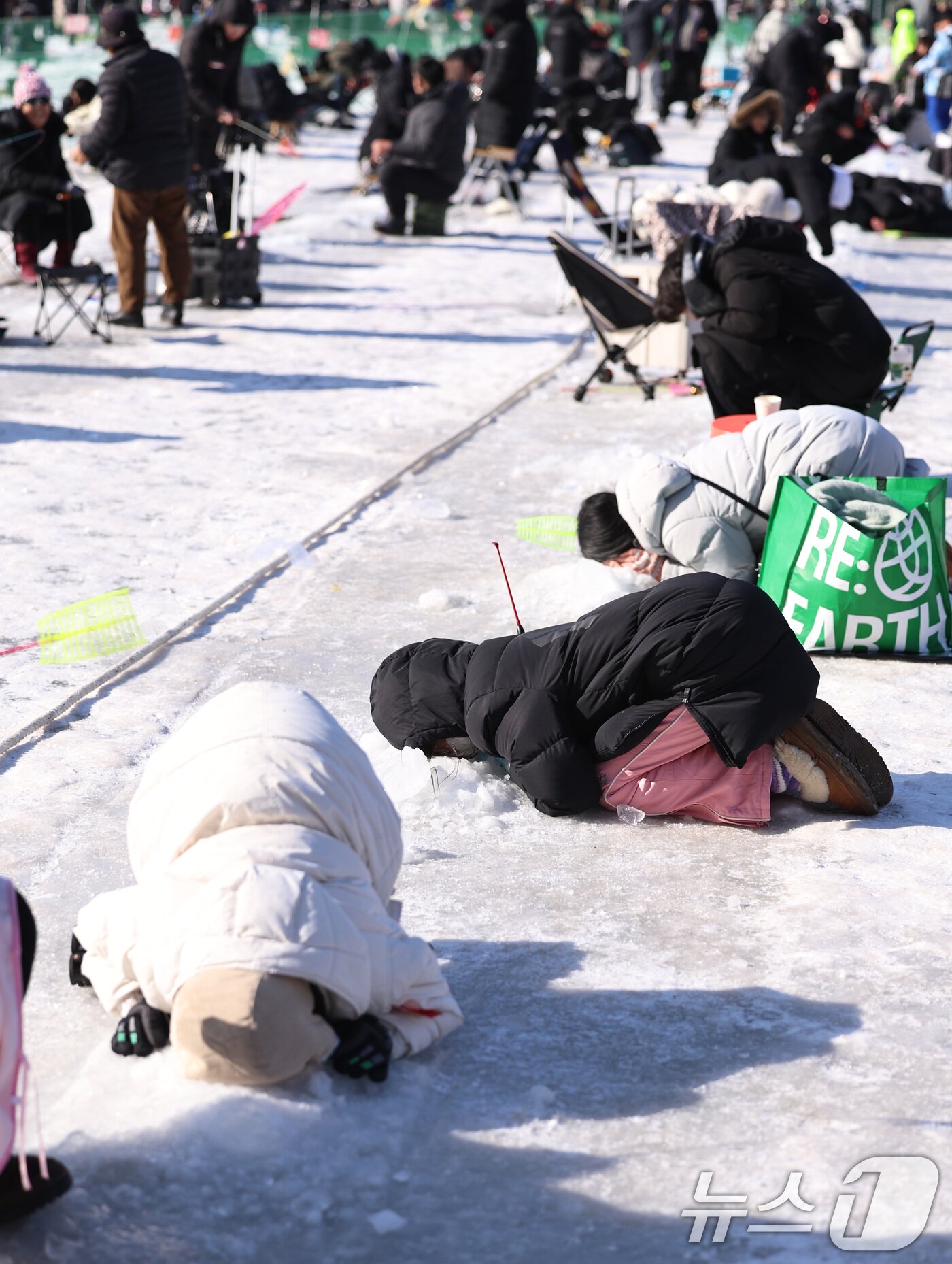 본문 이미지 - 25일 강원도 화천군 화천천 일대에서 열린 '2026 화천 산천어축제'에서 관광객들이 얼음낚시를 즐기고 있다. 강원특별자치도 화천군과 재단법인 나라에 따르면 지난 10일 개막 이후 23일까지 94만5천908명이 축제장을 찾은 것으로 집계됐다. 2026.1.25/뉴스1 ⓒ News1 구윤성 기자