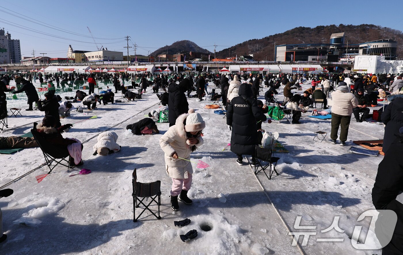 본문 이미지 - 25일 강원도 화천군 화천천 일대에서 열린 '2026 화천 산천어축제'에서 관광객들이 얼음낚시를 즐기고 있다. 2026.1.25/뉴스1 ⓒ News1 구윤성 기자
