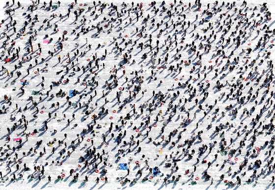 얼음낚시 즐기는 관광객들