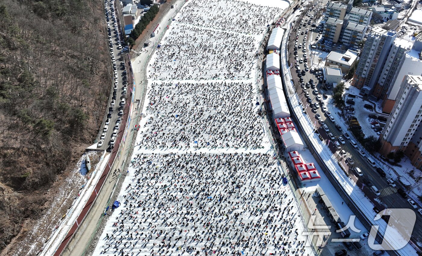 본문 이미지 - 지난 25일 강원도 화천군 화천천 일대에서 열린 '2026 화천 산천어축제'에서 관광객들이 얼음낚시를 즐기고 있다. 2026.1.25/뉴스1 ⓒ News1 구윤성 기자