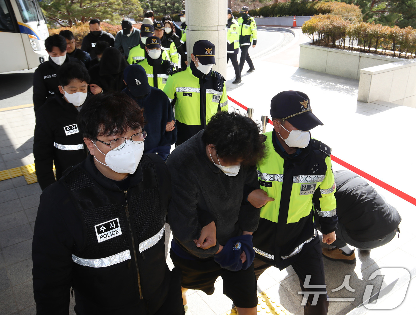 (부산=뉴스1) 윤일지 기자 = 캄보디아에서 대규모 스캠 범죄를 저질러 강제 송환된 한국인 피의자들이 25일 오후 부산 연제구 부산지방법원에 구속 전 피의자 심문(영장실질심사)을 …