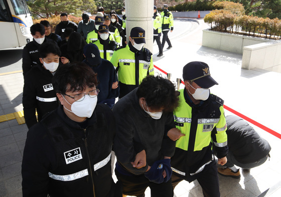 한꺼번에 49명 구속심사…버스 2대에 3번씩 나눠 법원 호송