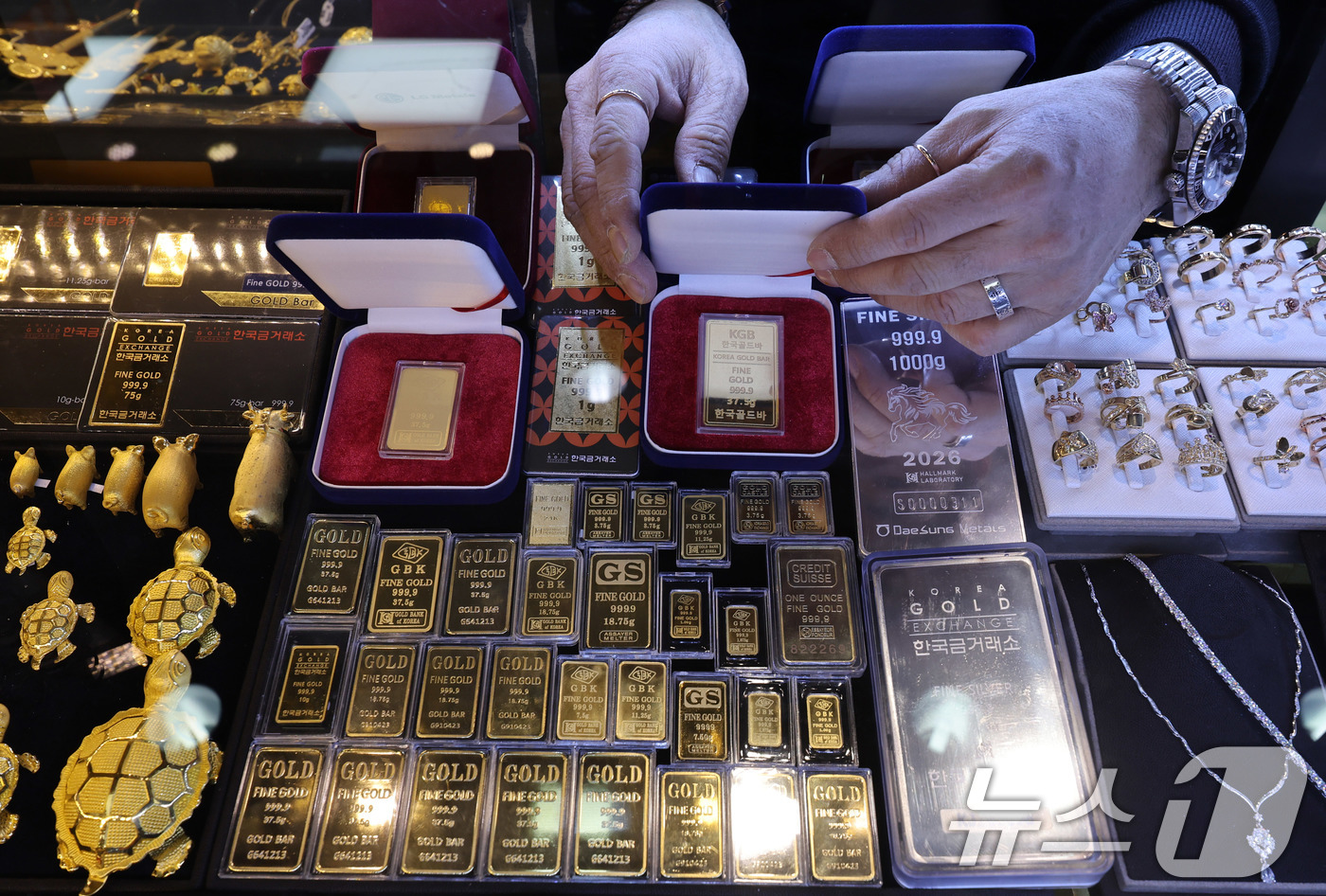 (서울=뉴스1) 박지혜 기자 = 25일 서울의 귀금속 상가에 금과 은 제품이 진열돼 있다.금값과 은값이 올 들어 폭등세를 이어가는 가운데 은값은 사상 처음으로 온스당 100달러를 …