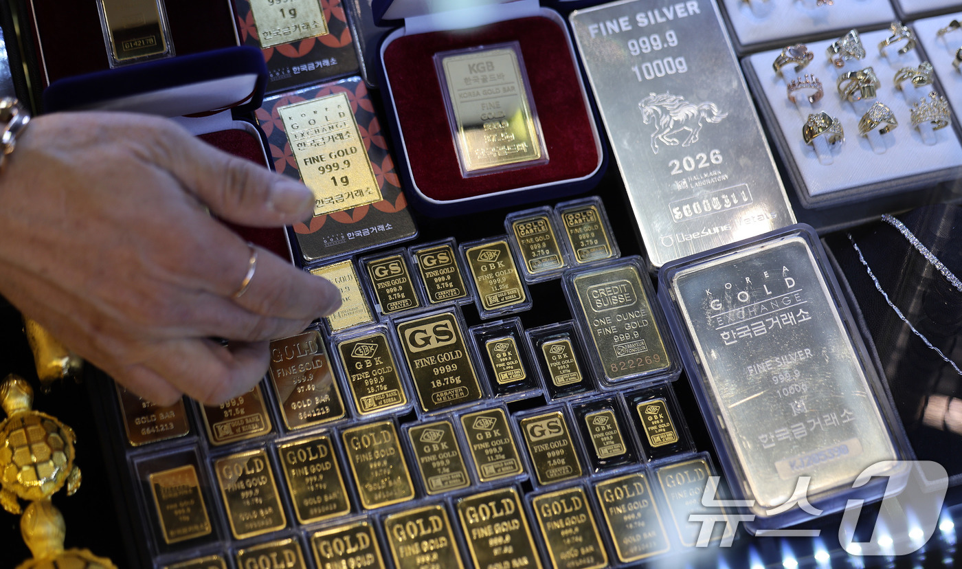 (서울=뉴스1) 박지혜 기자 = 25일 서울의 귀금속 상가에 금과 은 제품이 진열돼 있다.금값과 은값이 올 들어 폭등세를 이어가는 가운데 은값은 사상 처음으로 온스당 100달러를 …