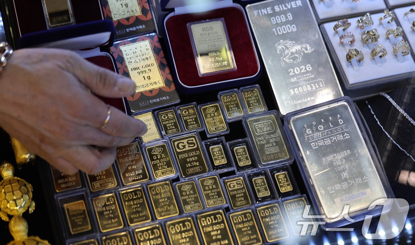 본문 이미지 - 25일 서울의 귀금속 상가에 금과 은 제품이 진열돼 있다. 금값과 은값이 올 들어 폭등세를 이어가는 가운데 은값은 사상 처음으로 온스당 100달러를 돌파했고, 금값도 최고치를 경신하며 온스당 5000달러에 바짝 다가섰다. 2026.1.25/뉴스1 ⓒ News1 박지혜 기자