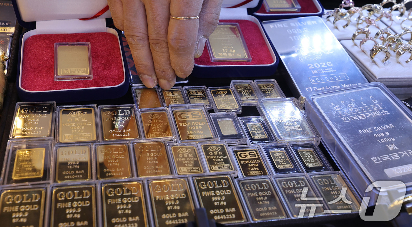 (서울=뉴스1) 박지혜 기자 = 25일 서울의 귀금속 상가에 금과 은 제품이 진열돼 있다.금값과 은값이 올 들어 폭등세를 이어가는 가운데 은값은 사상 처음으로 온스당 100달러를 …