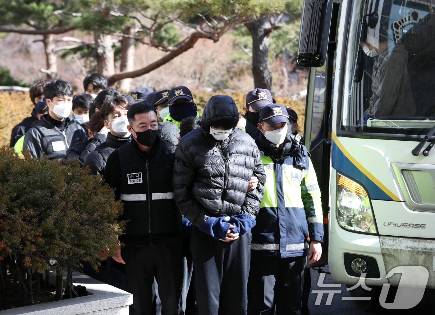 본문 이미지 - 캄보디아에서 대규모 스캠 범죄를 저질러 강제 송환된 한국인 피의자들이 25일 오후 부산 연제구 부산지방법원에 구속 전 피의자 심문(영장실질심사)을 받기 위해 출석하고 있다. 2026.1.25/뉴스1 ⓒ News1 윤일지 기자