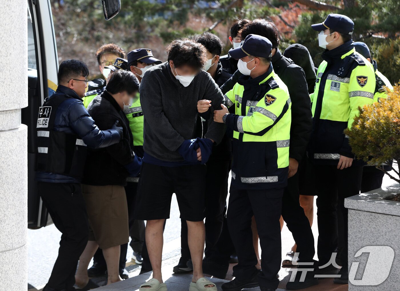 본문 이미지 - 캄보디아에서 대규모 스캠 범죄를 저질러 강제 송환된 한국인 피의자들이 25일 오후 부산 연제구 부산지방법원에 구속 전 피의자 심문(영장실질심사)을 받기 위해 출석하고 있다.  2026.1.25/뉴스1 ⓒ News1 윤일지 기자