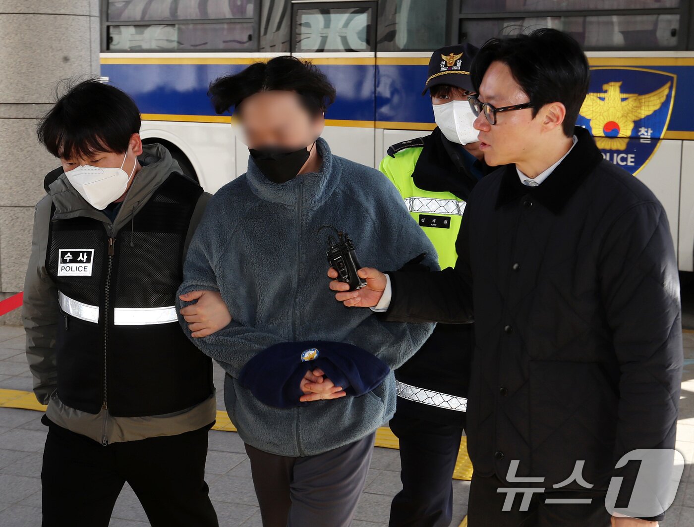 본문 이미지 - 캄보디아에서 대규모 스캠 범죄를 저질러 강제 송환된 한국인 피의자들이 25일 오후 부산 연제구 부산지방법원에 구속 전 피의자 심문(영장실질심사)을 받기 위해 출석하고 있다.  2026.1.25/뉴스1 ⓒ News1 윤일지 기자