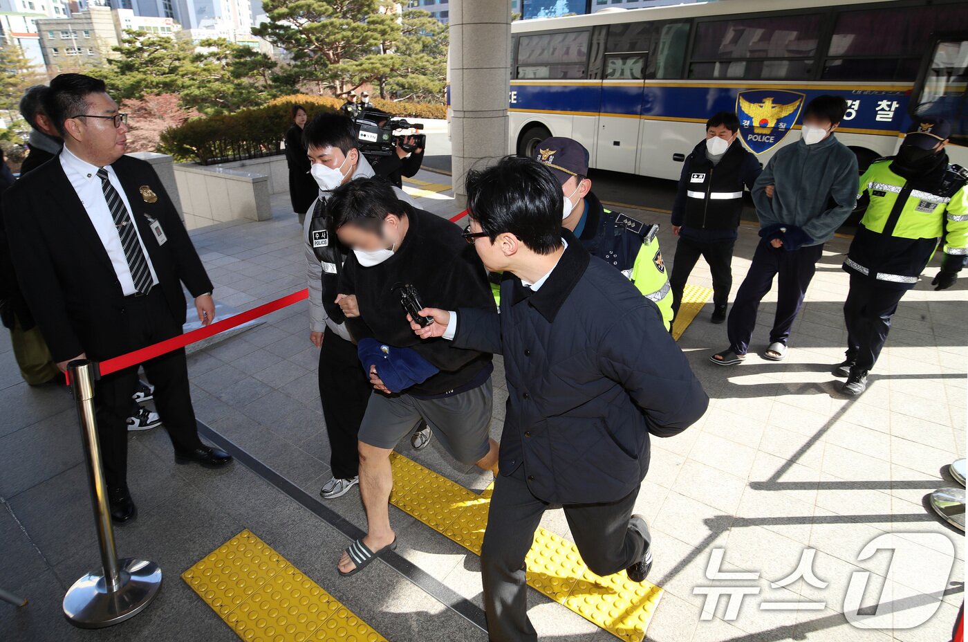 본문 이미지 - 캄보디아에서 대규모 스캠 범죄를 저질러 강제 송환된 한국인 피의자들이 25일 오후 부산 연제구 부산지방법원에 구속 전 피의자 심문(영장실질심사)을 받기 위해 출석하고 있다. 2026.1.25/뉴스1 ⓒ News1 윤일지 기자