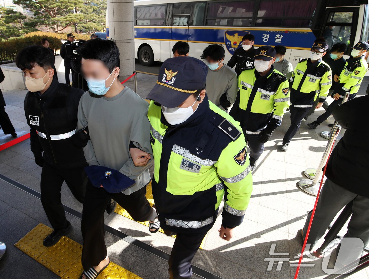 본문 이미지 - 캄보디아에서 대규모 스캠 범죄를 저질러 강제 송환된 한국인 피의자들이 25일 오후 부산 연제구 부산지방법원에 구속 전 피의자 심문(영장실질심사)을 받기 위해 출석하고 있다.  2026.1.25/뉴스1 ⓒ News1 윤일지 기자