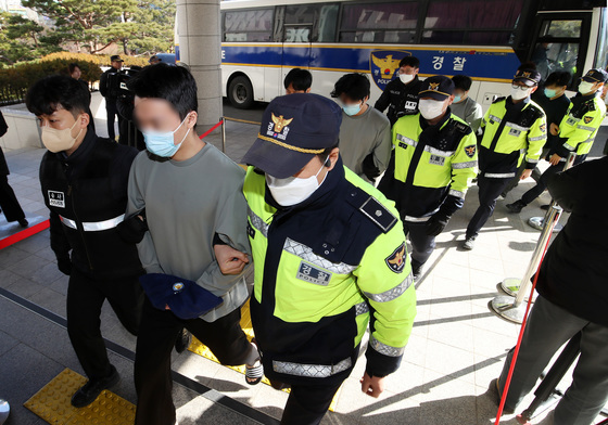 캄보디아서 송환된 '홍후이 그룹' 조직원 42명, 재판행