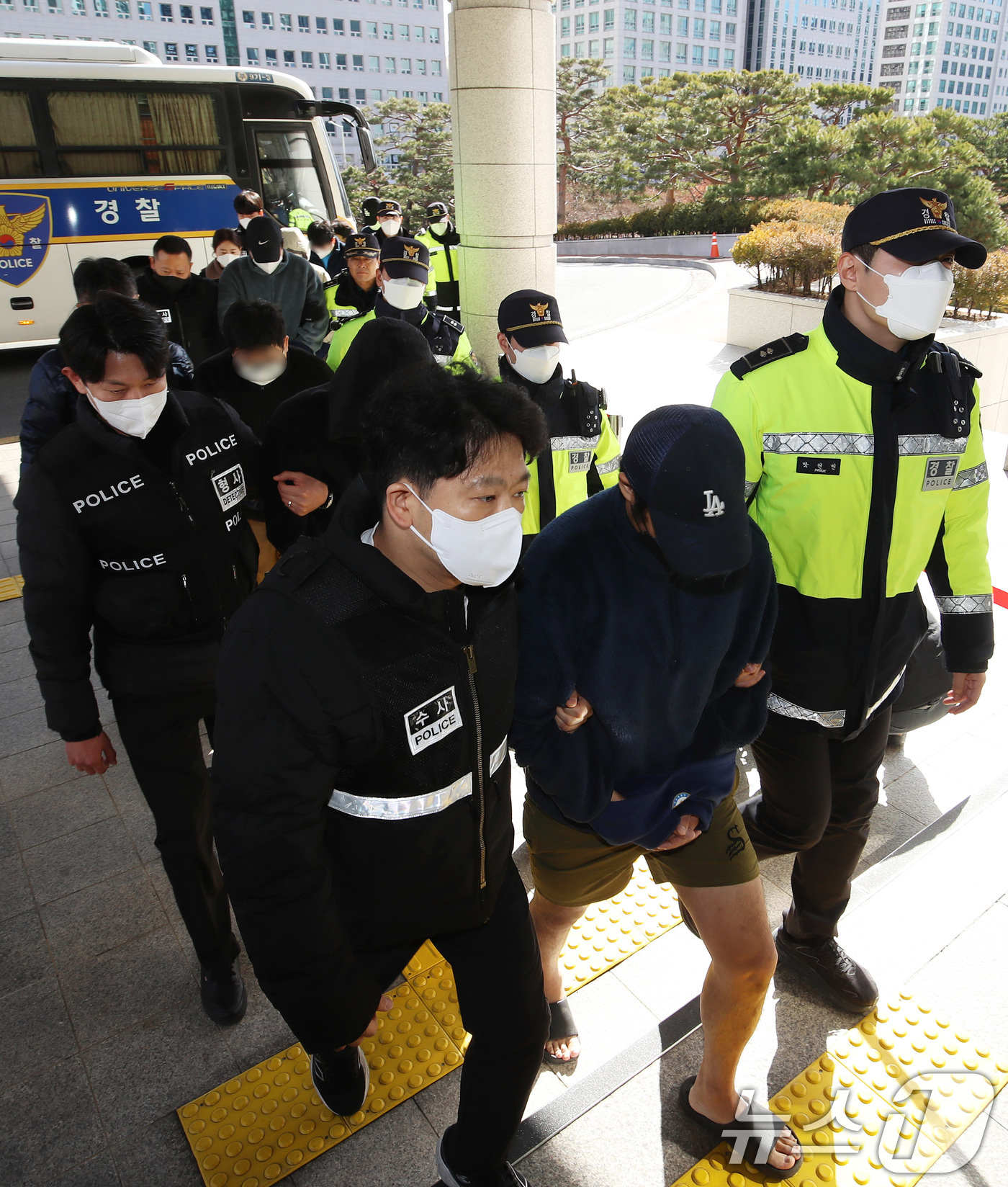 (부산=뉴스1) 윤일지 기자 = 캄보디아에서 대규모 스캠 범죄를 저질러 강제 송환된 한국인 피의자들이 25일 오후 부산 연제구 부산지방법원에 구속 전 피의자 심문(영장실질심사)을 …