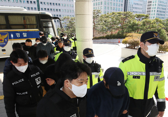구속 전 피의자 심문 출석하는 캄보디아 사기 조직