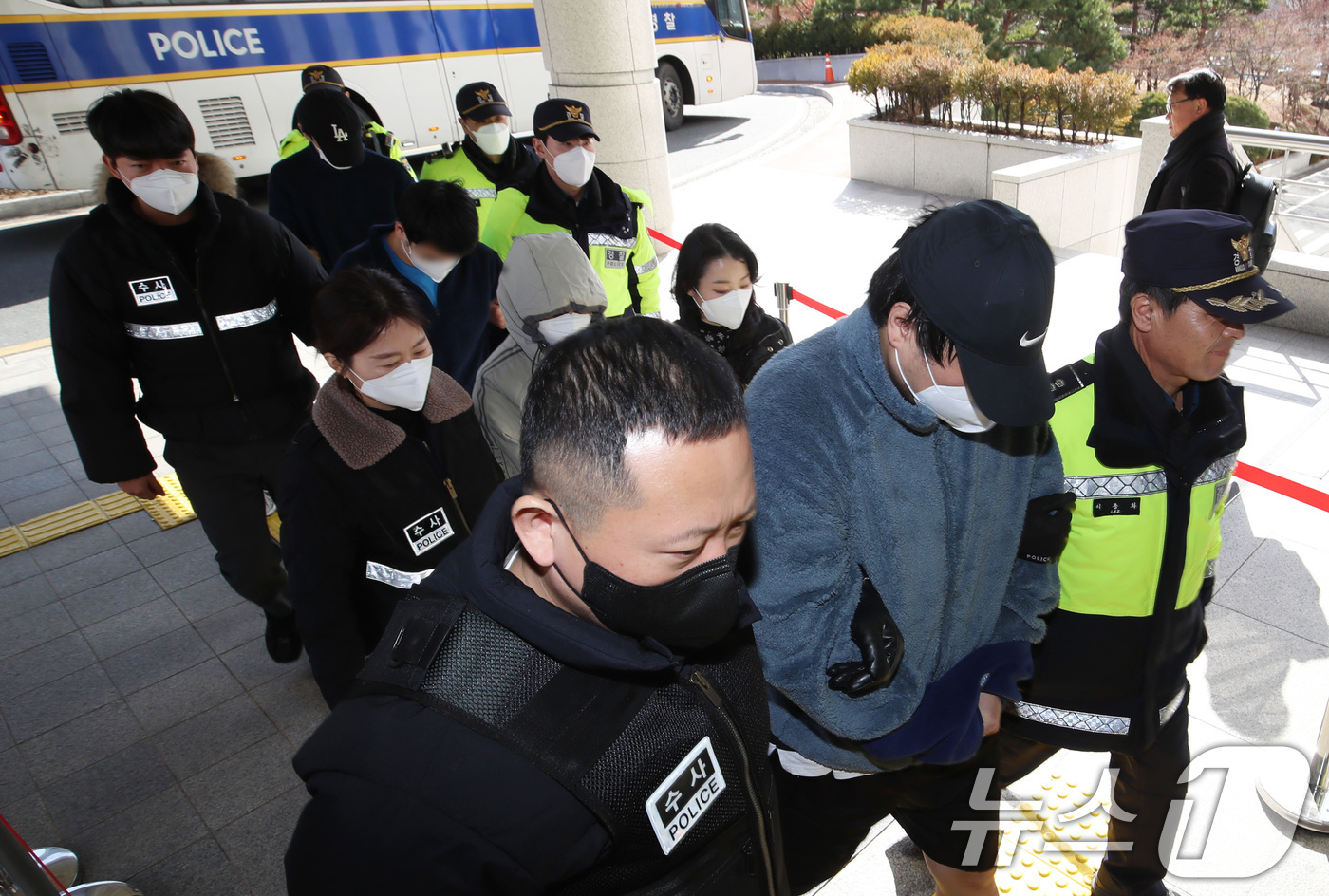 (부산=뉴스1) 윤일지 기자 = 캄보디아에서 대규모 스캠 범죄를 저질러 강제 송환된 한국인 피의자들이 25일 오후 부산 연제구 부산지방법원에 구속 전 피의자 심문(영장실질심사)을 …