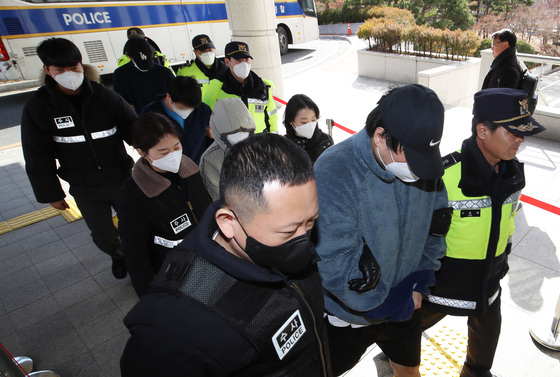 '공무원 사칭' 캄보디아 사기 조직, 영장실질심사 출석