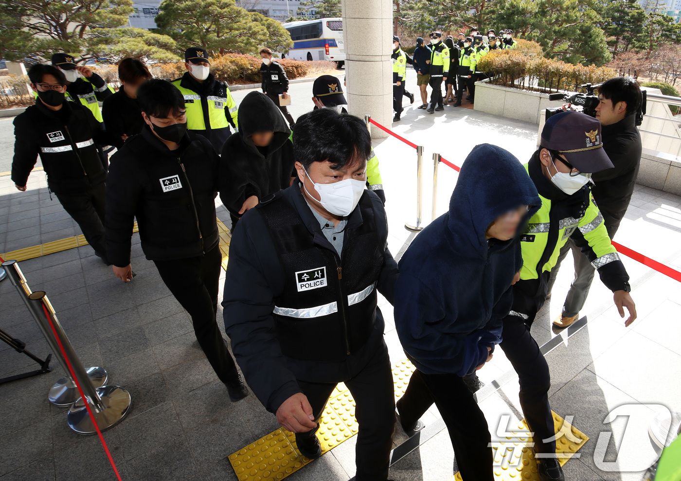 (부산=뉴스1) 윤일지 기자 = 캄보디아에서 대규모 스캠 범죄를 저질러 강제 송환된 한국인 피의자들이 25일 오후 부산 연제구 부산지방법원에 구속 전 피의자 심문(영장실질심사)을 …