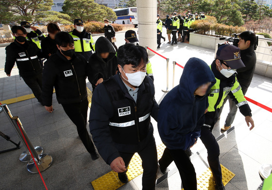 [뉴스1 PICK]캄보디아 송환 '노쇼사기'…49명 영장심사 출석