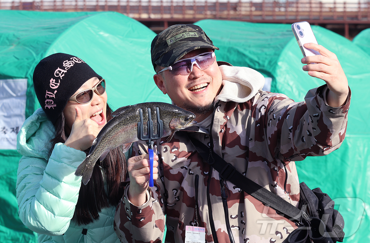 (서울=뉴스1) = 25일 강원도 평창군 진부면 오대천 일원에 열린 평창송어축제를 찾은 방문객들이 송어 얼음낚시를 즐기고 있다.‘겨울이 더 즐거운 송어 나라, 평창’이라는 주제로 …