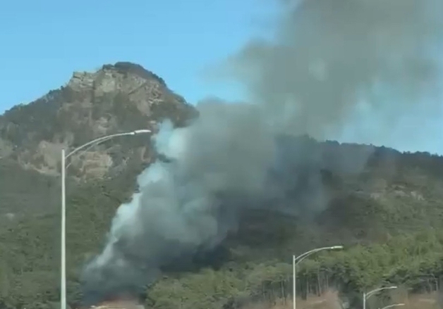 구미 천생산 산불…헬기 12대 투입 진화 중