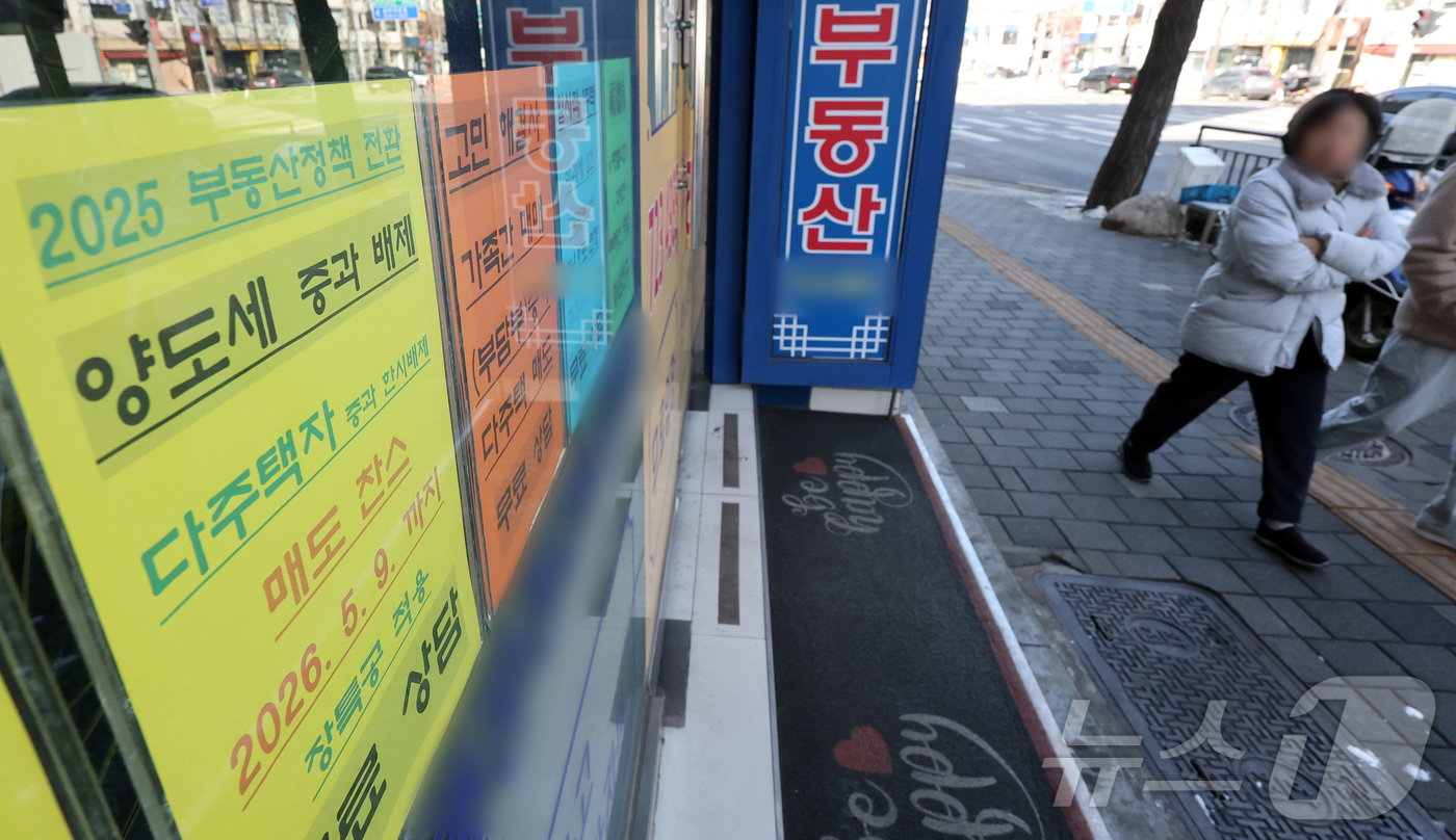 (서울=뉴스1) 김진환 기자 = 이재명 대통령은 25일 자신의 엑스(X·구 트위터)에 다주택자 양도세 중과 유예를 재연장하지 않겠다고 못 박았다.다만 5월 9일 이전에 계약한 매매 …