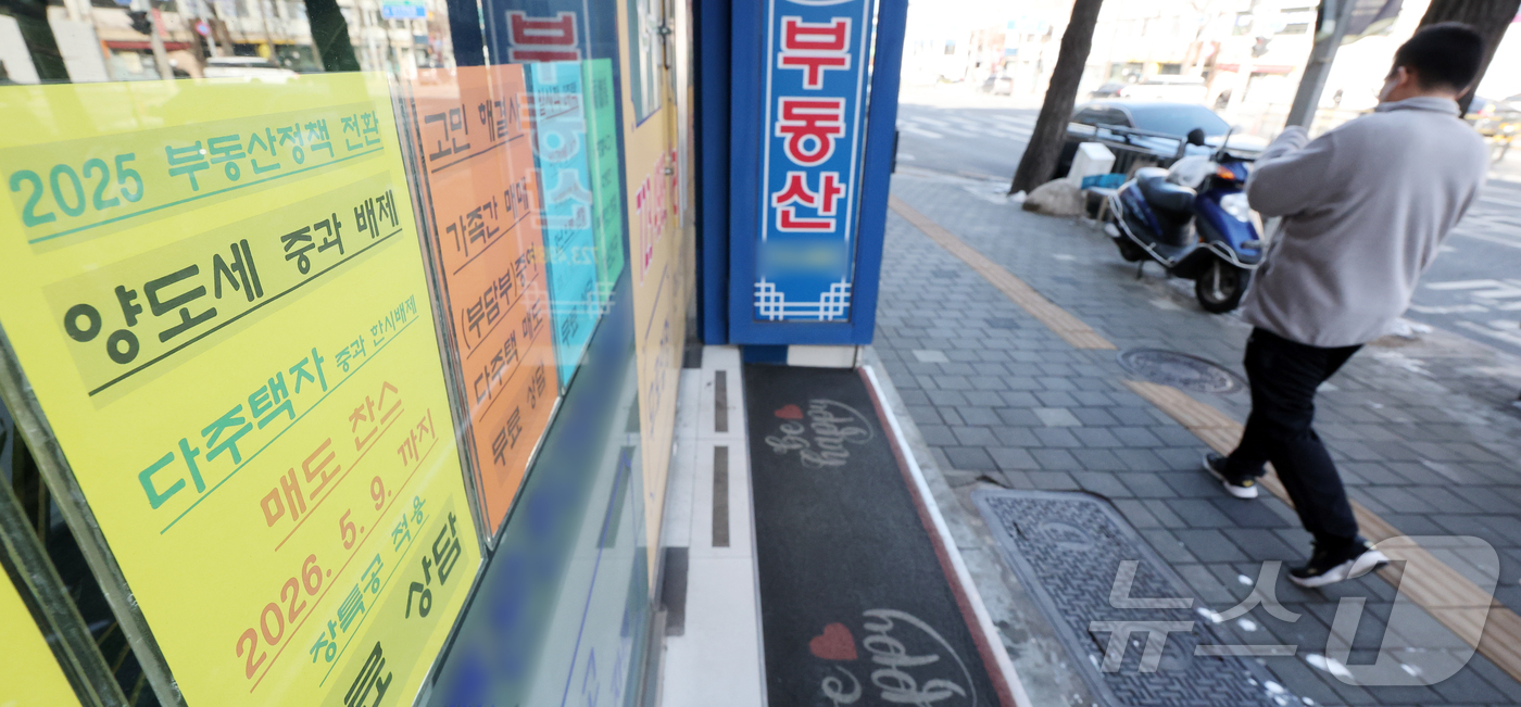 (서울=뉴스1) 김진환 기자 = 이재명 대통령은 25일 자신의 엑스(X·구 트위터)에 다주택자 양도세 중과 유예를 재연장하지 않겠다고 못 박았다.다만 5월 9일 이전에 계약한 매매 …