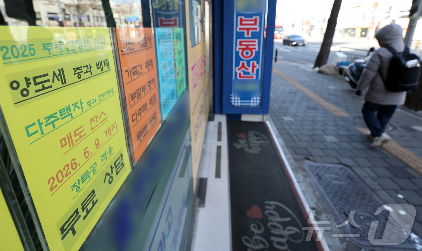 (서울=뉴스1) 김진환 기자 = 이재명 대통령은 25일 자신의 엑스(X·구 트위터)에 다주택자 양도세 중과 유예를 재연장하지 않겠다고 못 박았다.다만 5월 9일 이전에 계약한 매매 …