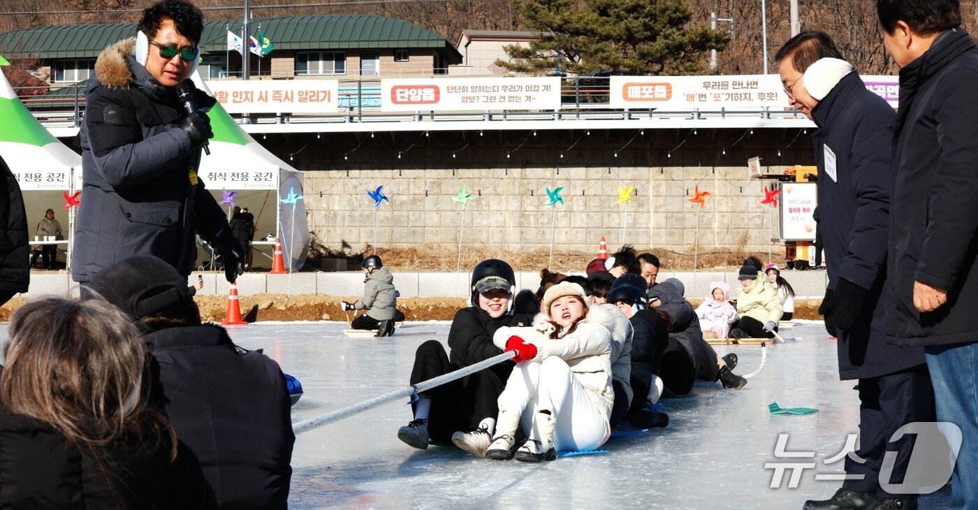 본문 이미지 -  1회 단양 겨울놀이 축제에서 열린 '빙판 줄다리기'.(단양군 제공. 재판매 및 DB금지)/뉴스1