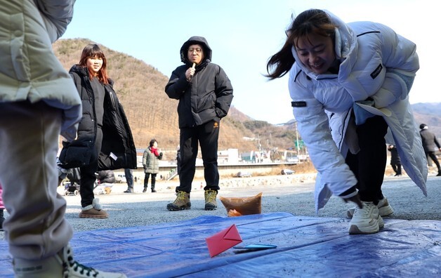 [풍경] '냄비 컬링에 빙판 줄다리기' 아이보다 더 신난 부모들