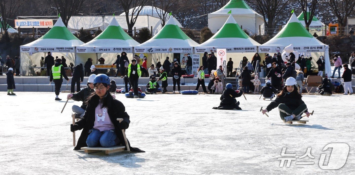 본문 이미지 -  1회 단양 겨울놀이 축제에서 열린 '썰매 타기'.(단양군 제공. 재판매 및 DB금지)/뉴스1 