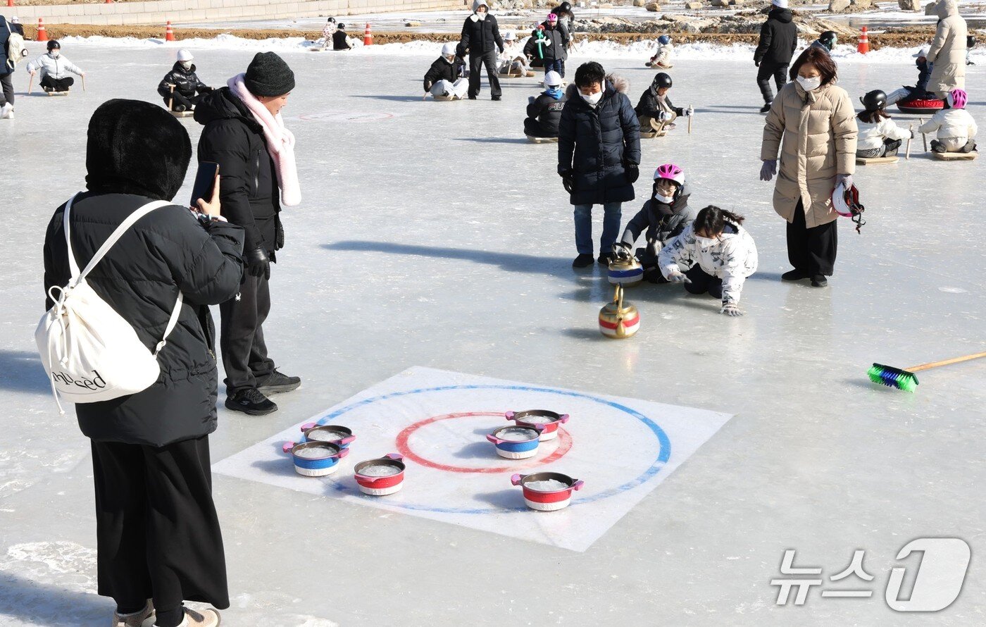 본문 이미지 -  1회 단양 겨울놀이 축제에서 열린 '냄비 컬링'.(단양군 제공. 재판매 및 DB금지)/뉴스1 