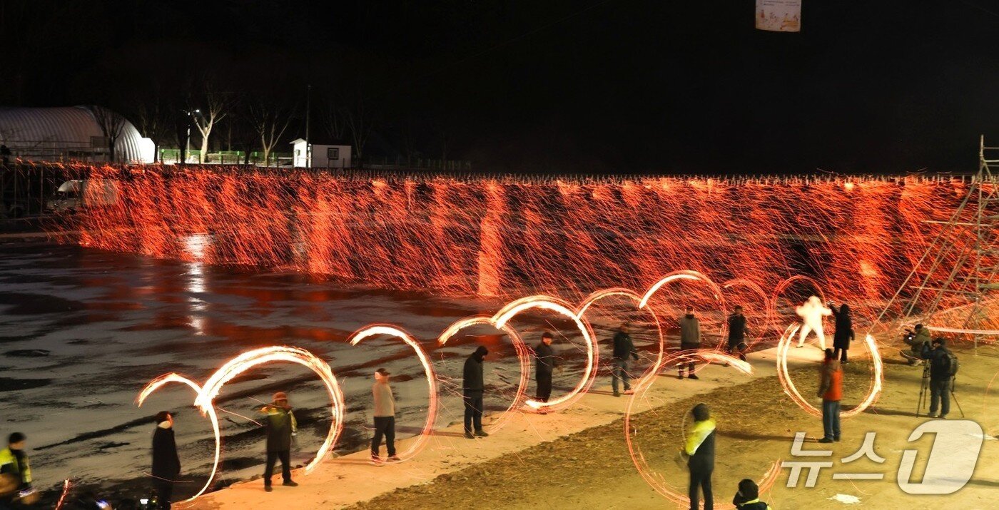 본문 이미지 -  1회 단양 겨울놀이 축제에서 열린 '쥐불 놀이'.(단양군 제공. 재판매 및 DB금지)/뉴스1 