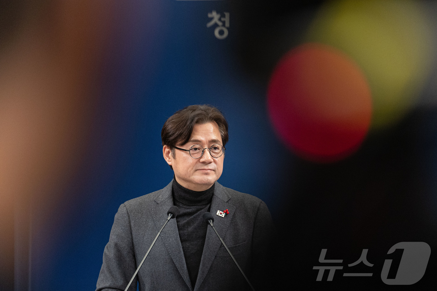 (서울=뉴스1) 이재명 기자 = 홍익표 정무수석이 25일 청와대 춘추관에서 현안 관련 브리핑을 마친 후 취재진 질문을 듣고 있다.홍 정무수석은 브리핑을 통해 "이재명 대통령은 이혜 …