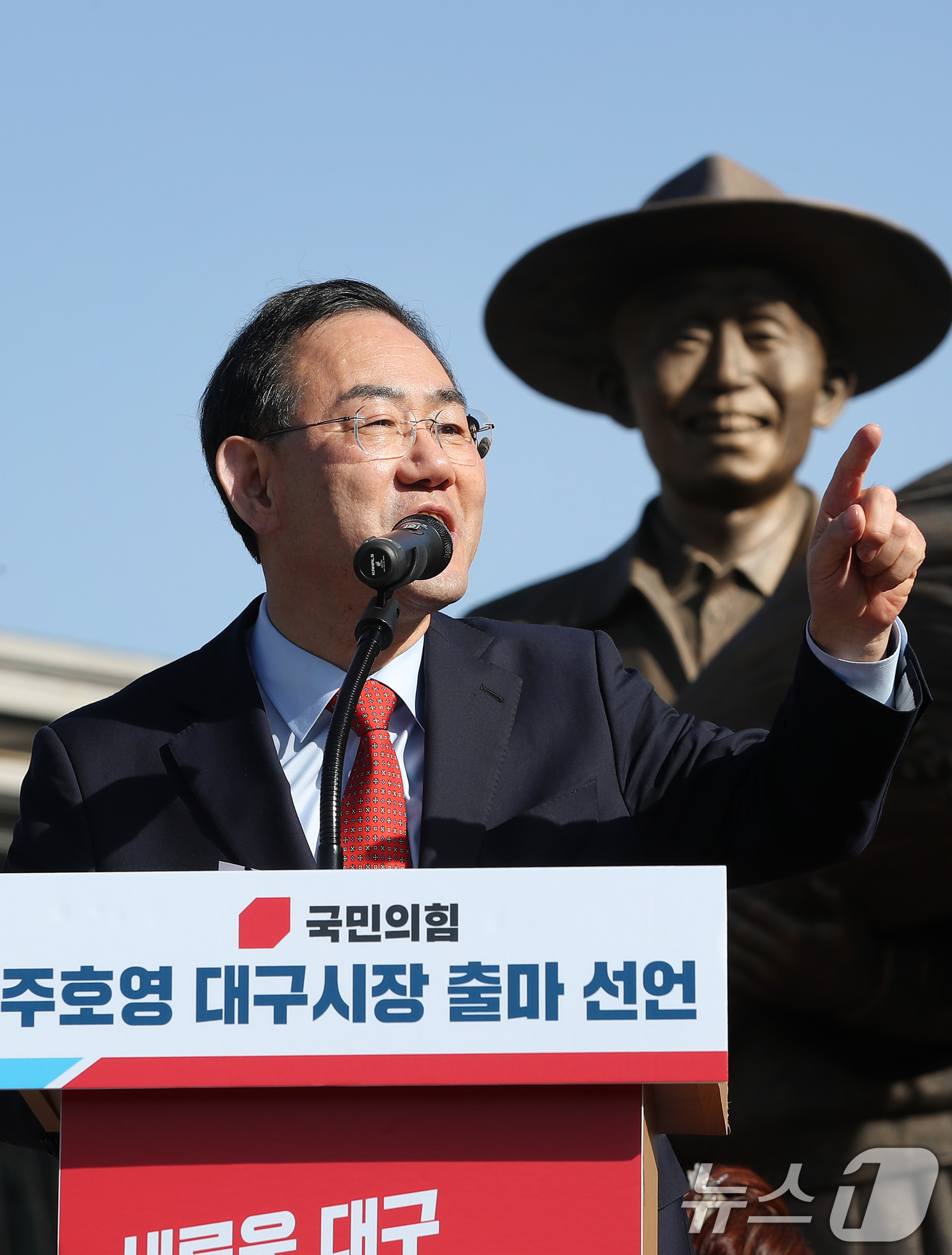 (대구=뉴스1) 공정식 기자 = 주호영 국회 부의장(국민의힘·대구 수성구갑)이 25일 오후 대구 동구 동대구역 박정희 동상 앞에서 6·3지방선거 대구시장 출마를 선언하고 있다. 2 …