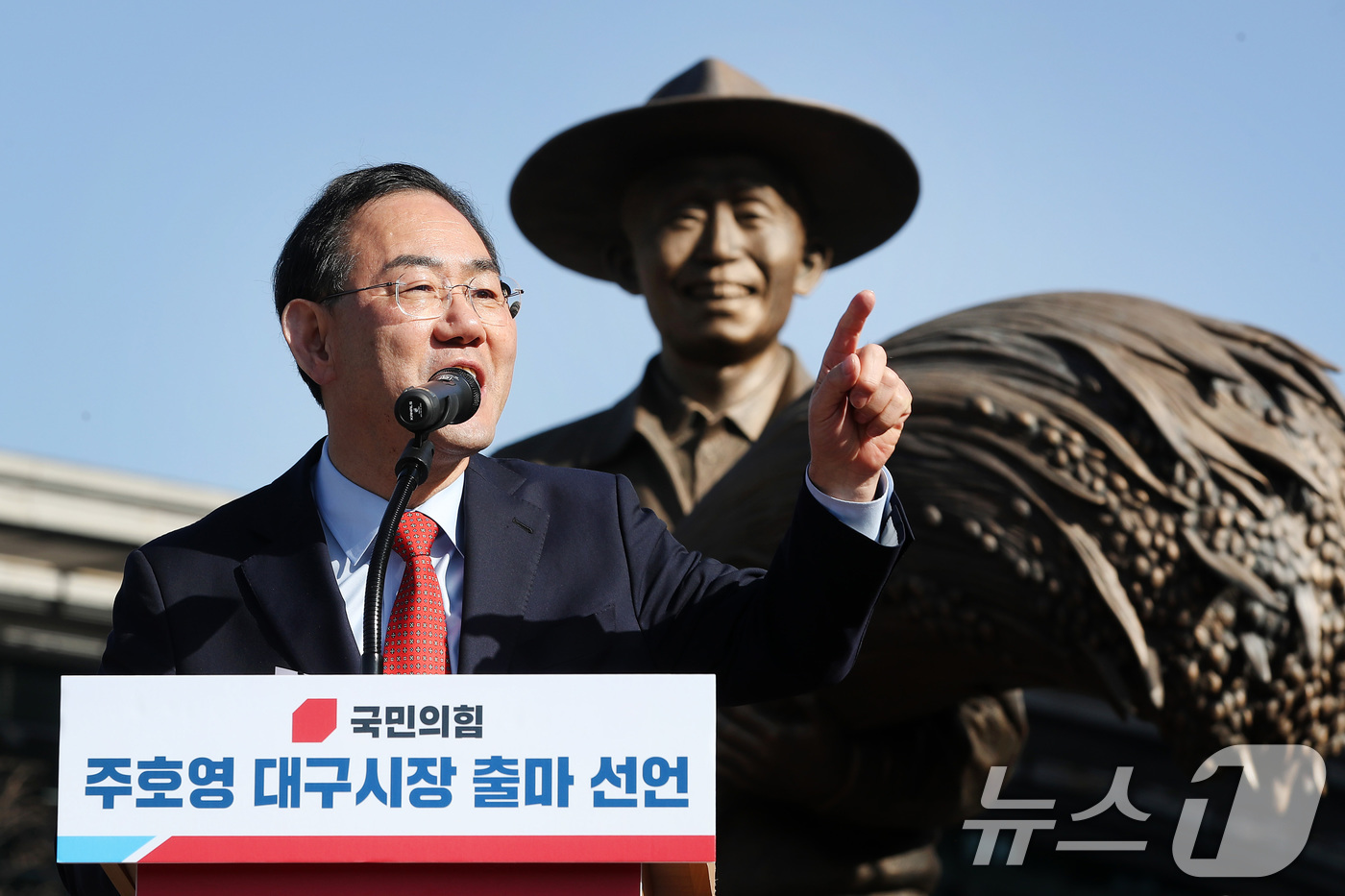 (대구=뉴스1) 공정식 기자 = 주호영 국회 부의장(국민의힘·대구 수성구갑)이 25일 오후 대구 동구 동대구역 박정희 동상 앞에서 6·3지방선거 대구시장 출마를 선언하고 있다. 2 …