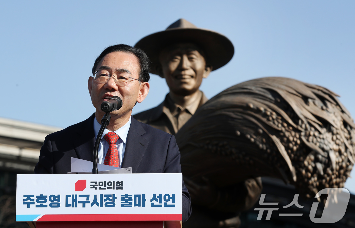 (대구=뉴스1) 공정식 기자 = 주호영 국회 부의장(국민의힘·대구 수성구갑)이 25일 오후 대구 동구 동대구역 박정희 동상 앞에서 6·3지방선거 대구시장 출마를 선언하고 있다. 2 …