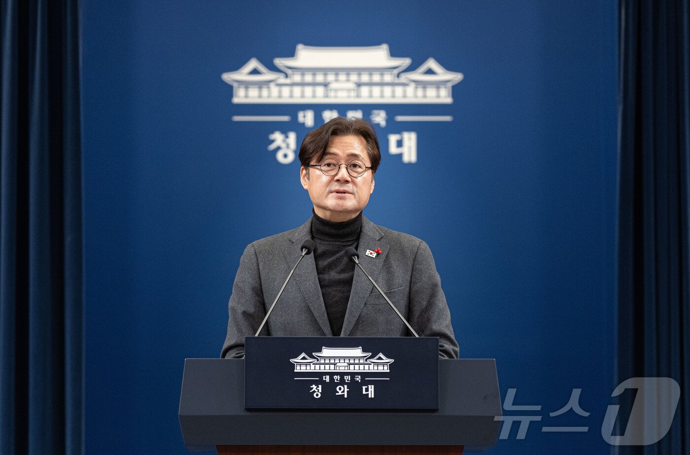 본문 이미지 - 홍익표 정무수석이 25일 청와대 춘추관에서 현안 관련 브리핑을 하고 있다. 2026.1.25/뉴스1 ⓒ News1 이재명 기자