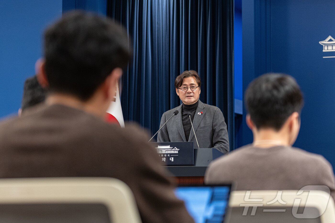 본문 이미지 - 홍익표 정무수석이 25일 청와대 춘추관에서 현안 관련 브리핑을 하고 있다. 2026.1.25/뉴스1 ⓒ News1 이재명 기자