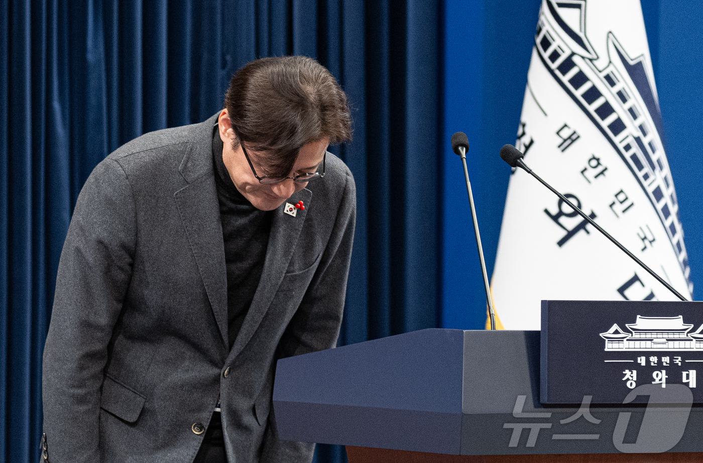 (서울=뉴스1) 이재명 기자 = 홍익표 정무수석이 25일 청와대 춘추관에서 현안 관련 브리핑에서 인사를 하고 있다.홍 정무수석은 브리핑을 통해 "이재명 대통령은 이혜훈 기획예산처 …