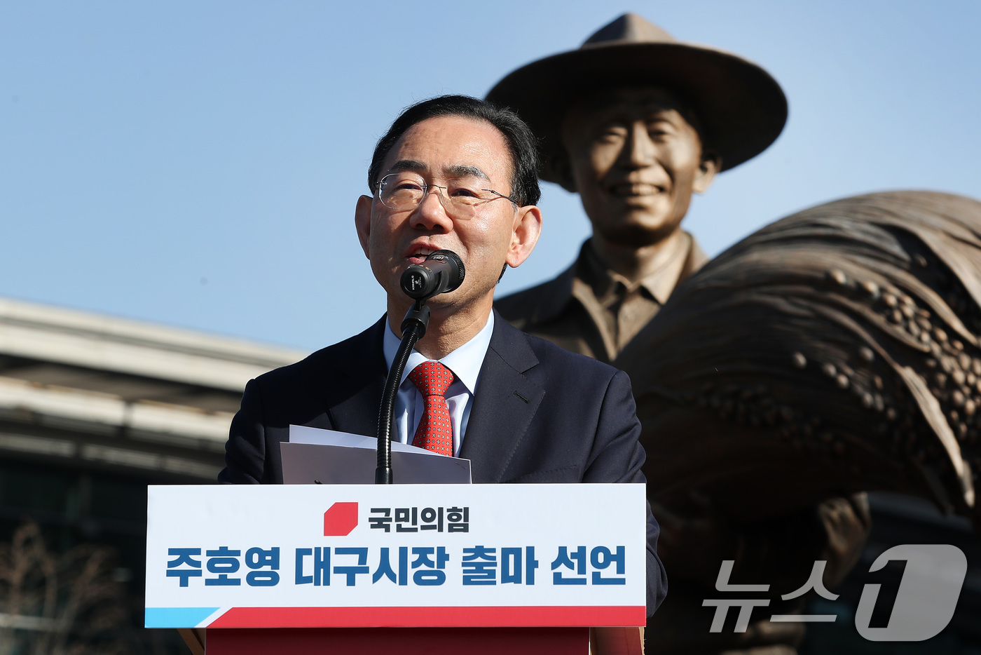 (대구=뉴스1) 공정식 기자 = 주호영 국회 부의장(국민의힘·대구 수성구갑)이 25일 오후 대구 동구 동대구역 박정희 동상 앞에서 6·3지방선거 대구시장 출마를 선언하고 있다. 2 …