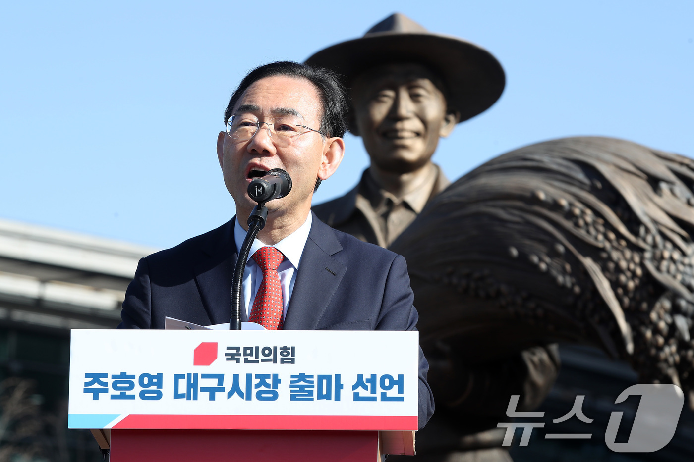 (대구=뉴스1) 공정식 기자 = 주호영 국회 부의장(국민의힘·대구 수성구갑)이 25일 오후 대구 동구 동대구역 박정희 동상 앞에서 6·3지방선거 대구시장 출마를 선언하고 있다. 2 …